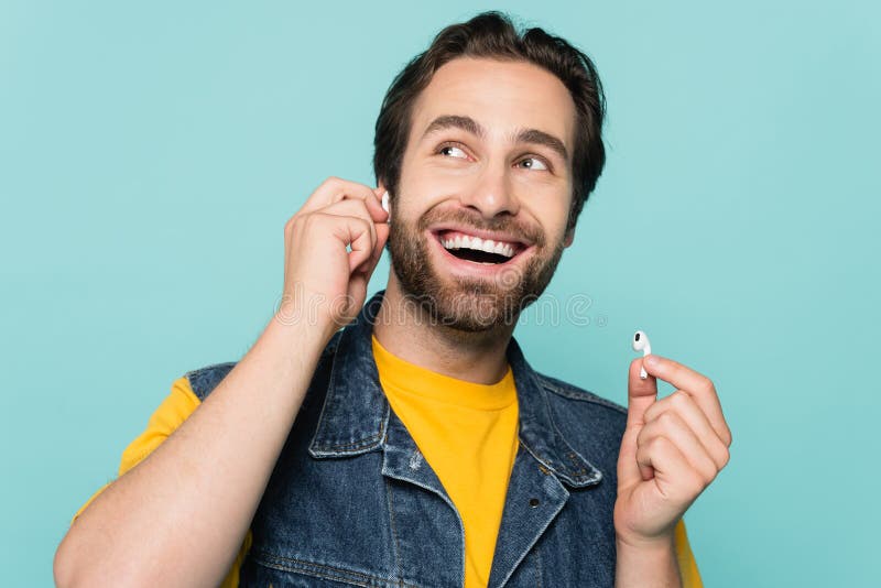 Uomo sorridente con cuffie isolate su fotografie stock libere da diritti