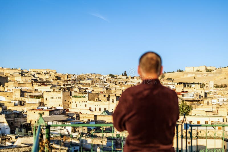 Uomo sul tetto a godersi la vista di fez, vecchia araba medina marocco africa fotografia stock