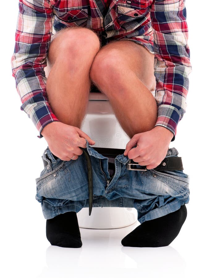 Uomo sulla ciotola di toilette fotografia stock Uomo sulla ciotola di toilette fotografia stock