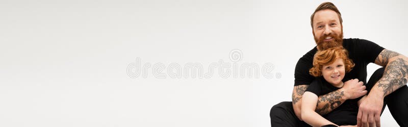 Uomo tatuato e barbuto abbracciato immagine stock
