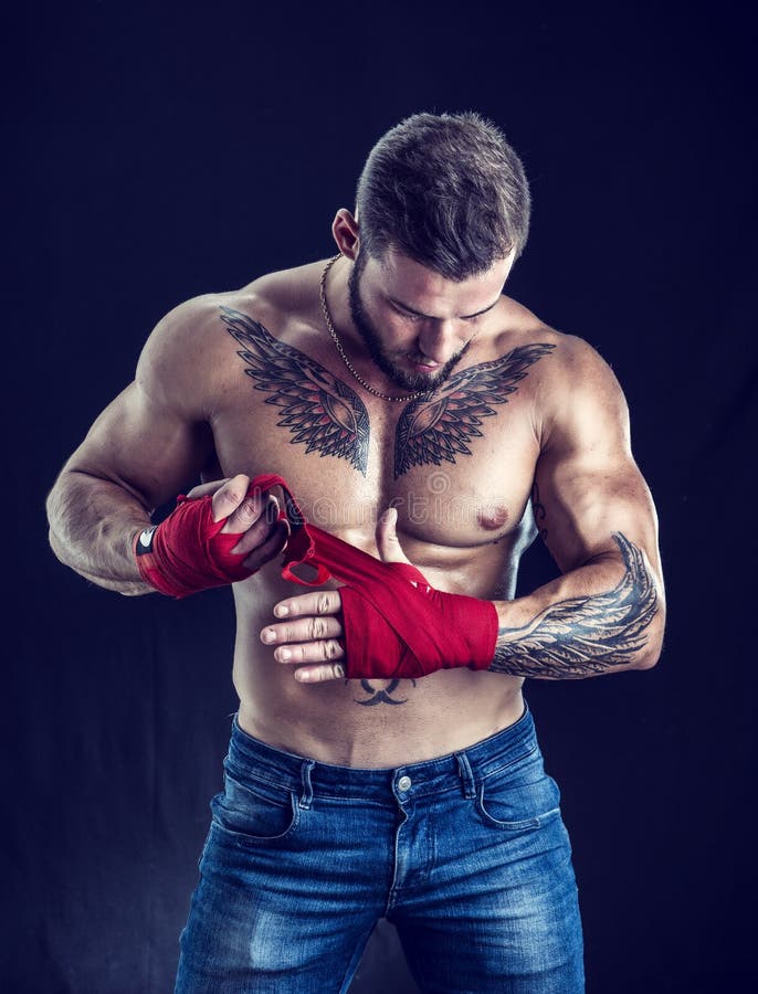 Uomo topless muscolare del pugile contro il nero fotografia stock libera da diritti Uomo topless muscolare del pugile contro il nero fotografia stock libera da diritti