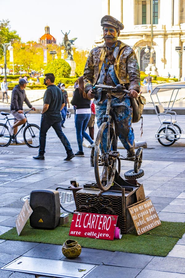 Uomo travestito da una statua di bronzo d'oro d'argento a Città del Messico immagini stock