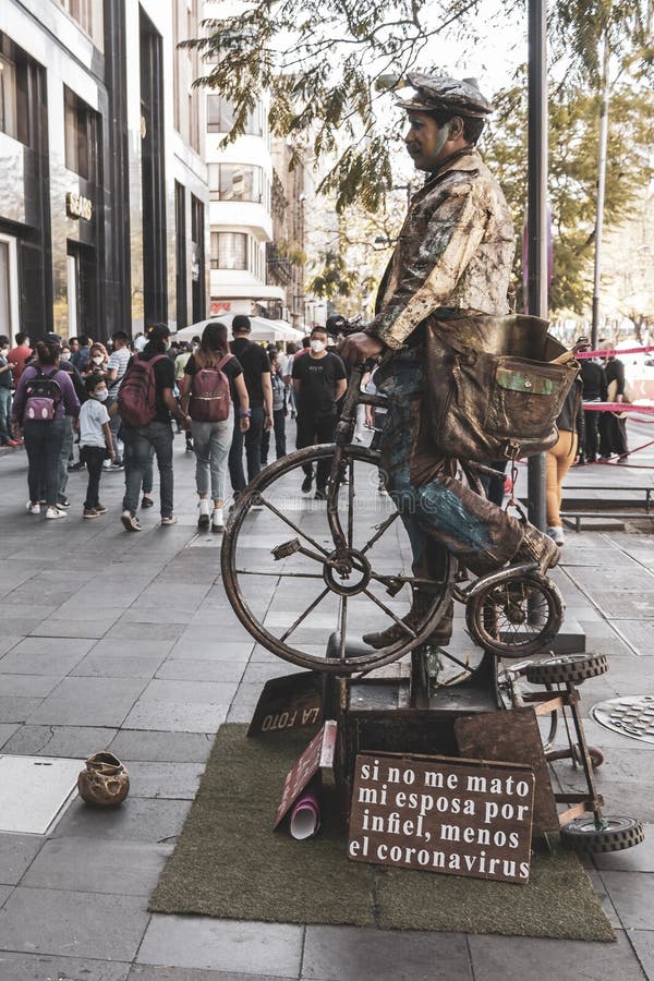 Uomo travestito da una statua di bronzo d'oro d'argento a Città del Messico immagine stock libera da diritti