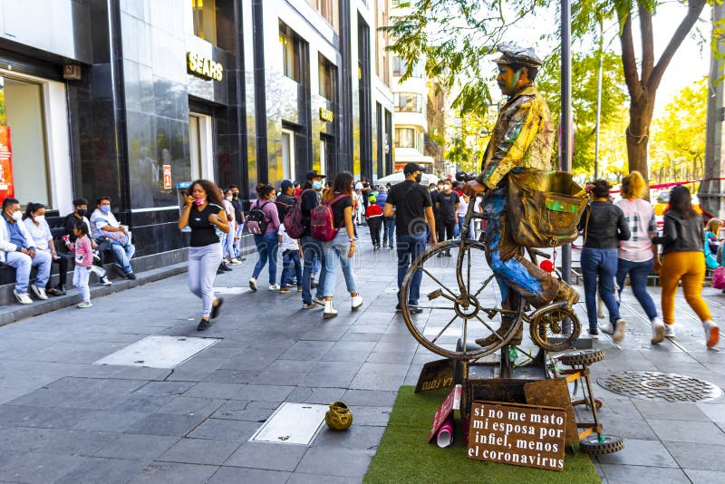 Uomo travestito da una statua di bronzo d'oro d'argento a Città del Messico fotografia stock