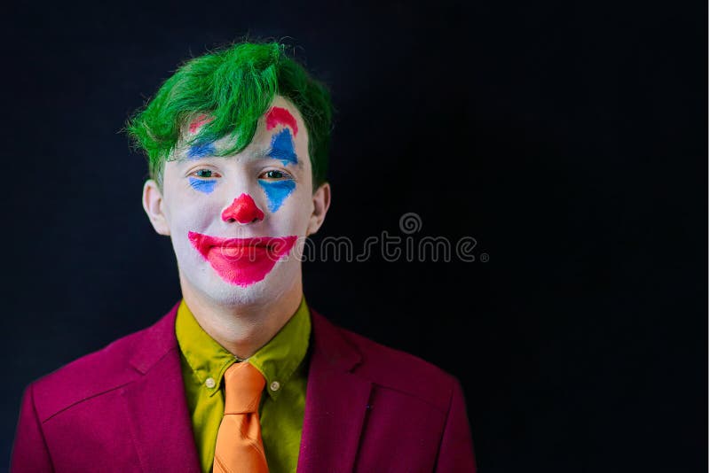 Mime cosplay. Чел с гримом клоуна. Человек с громом клоуна и зелёными волосамт.