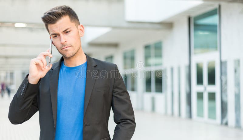 Uomo turbato che parla sul telefono cellulare fotografia stock libera da diritti Uomo turbato che parla sul telefono cellulare fotografia stock libera da diritti