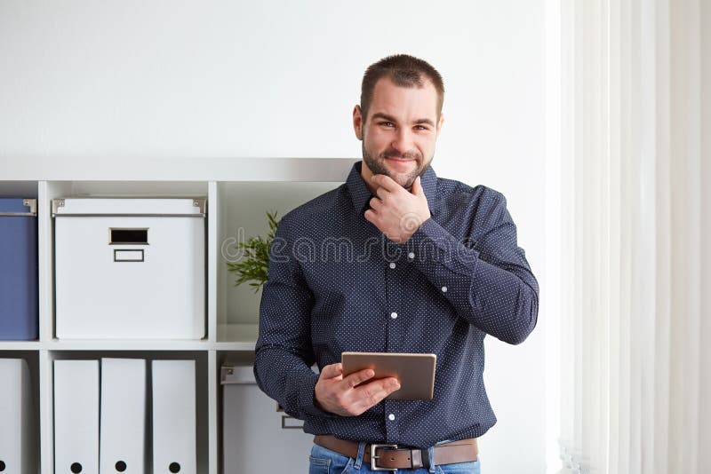 Uomo in ufficio con il computer della compressa