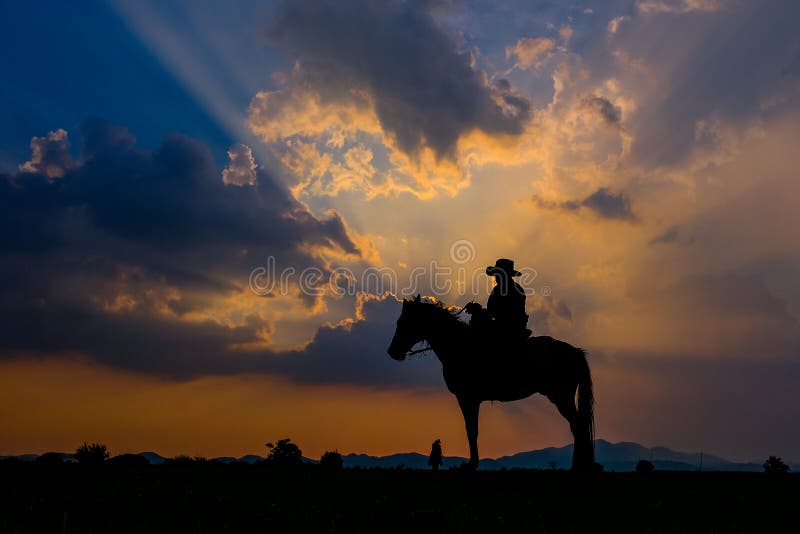 Uomo in un'attrezzatura del cowboy con il suo cavallo fotografia stock Uomo in un'attrezzatura del cowboy con il suo cavallo fotografia stock