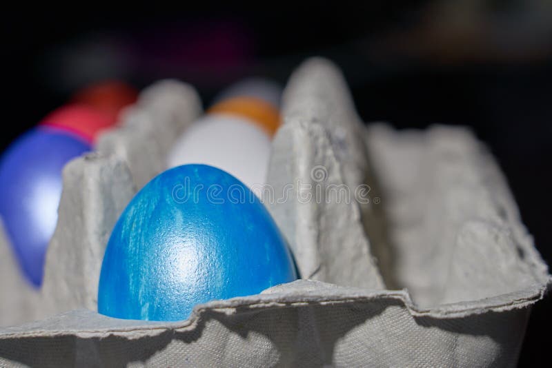 Uova colorate di colore pregiato per Pasqua nella parte più vicina del vassoio delle uova immagini stock libere da diritti