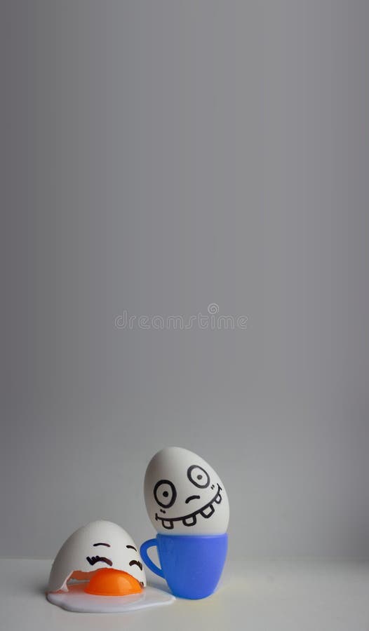 Uova con il fronte Concetto dell'omicidio fotografia stock libera da diritti Uova con il fronte Concetto dell'omicidio fotografia stock libera da diritti