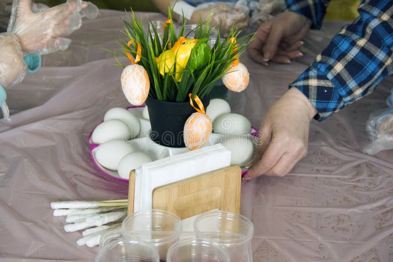 Uova della pittura Preparazione per Pasqua Cucinando per Pasqua fotografia stock libera da diritti Uova della pittura Preparazione per Pasqua Cucinando per Pasqua fotografia stock libera da diritti