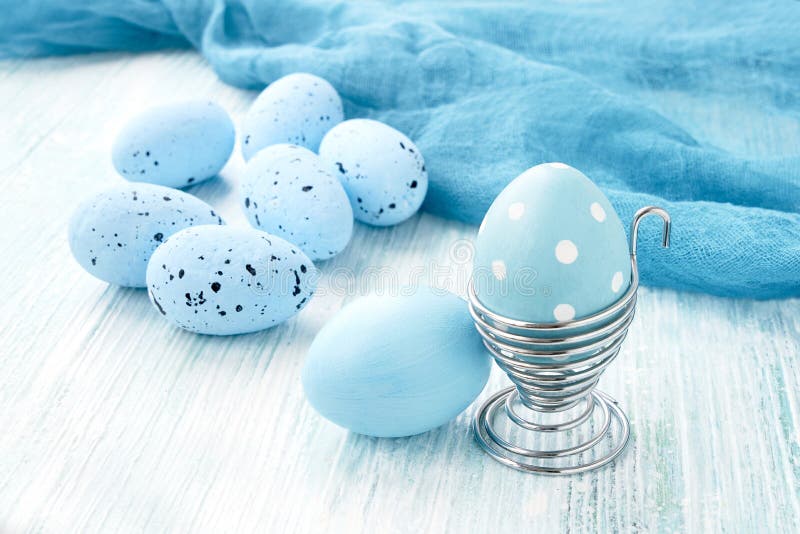 Uova di Pasqua blu decorative su fondo blu fotografia stock libera da diritti Uova di Pasqua blu decorative su fondo blu fotografia stock libera da diritti