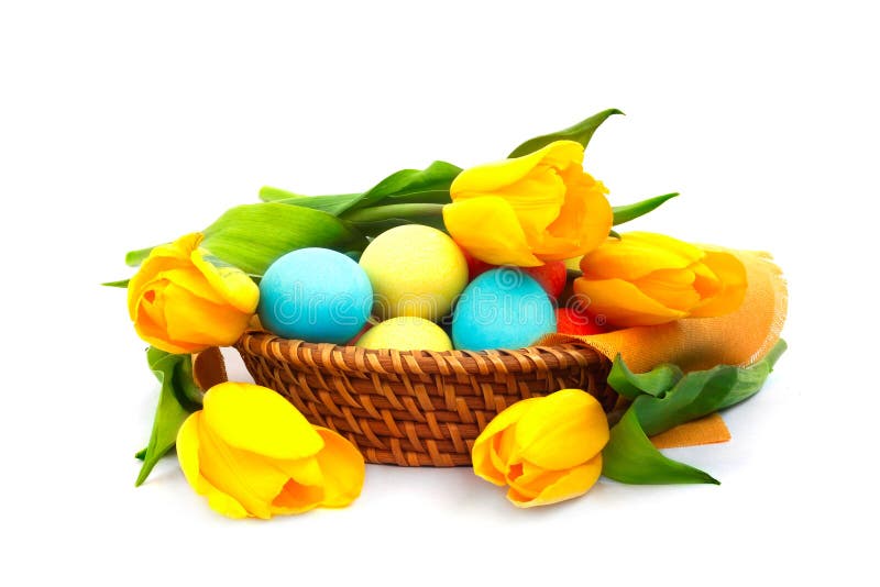 Uova di Pasqua In cestino con i tulipani immagini stock