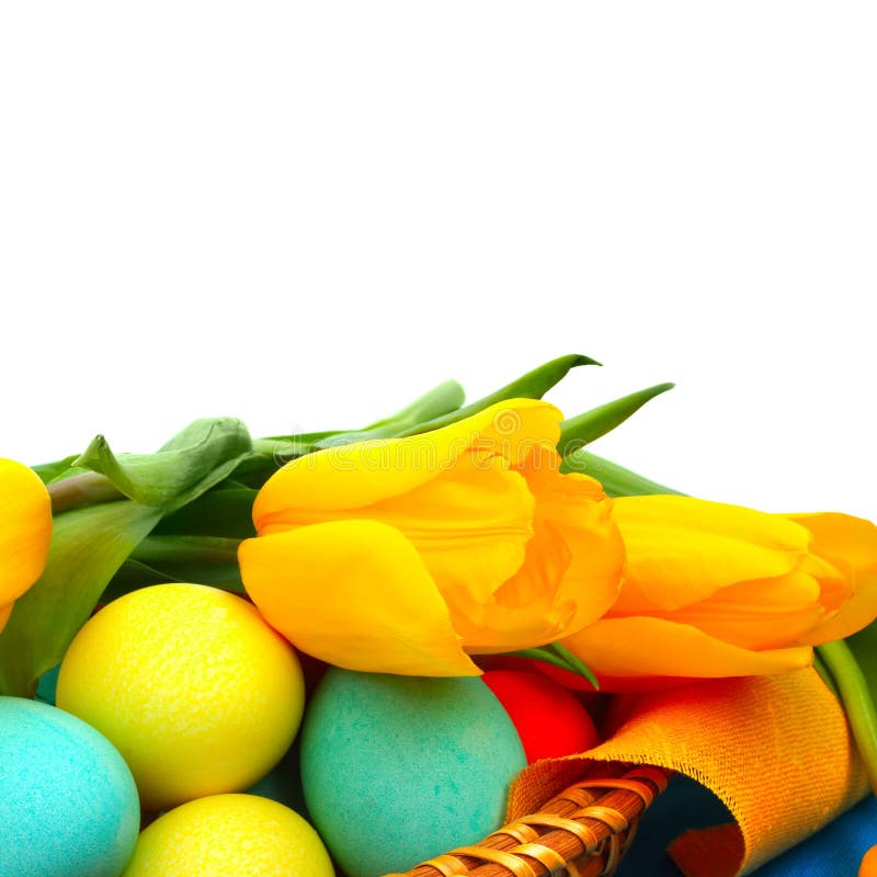 Uova di Pasqua In cestino con i tulipani fotografie stock