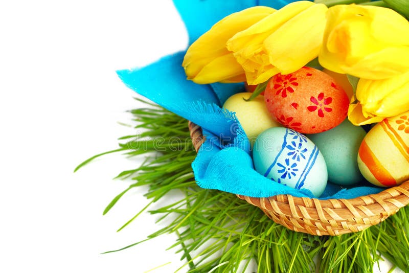 Uova di Pasqua In cestino con i tulipani fotografia stock libera da diritti