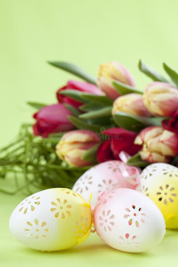 Uova di Pasqua e tulipani Fioriti fotografie stock Uova di Pasqua e tulipani Fioriti fotografie stock
