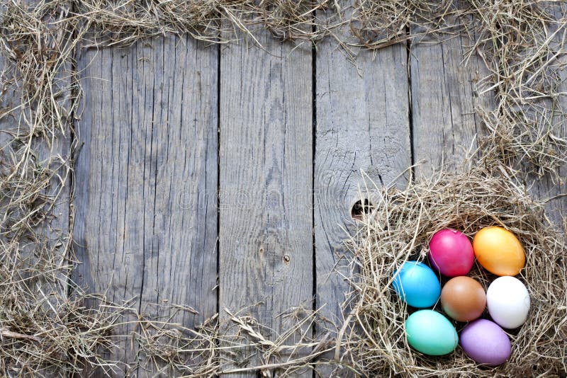 Uova di Pasqua In nido sui bordi di legno dell'annata