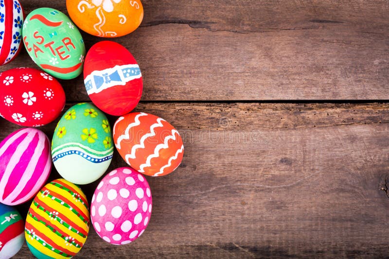 Uova di Pasqua sul pavimento di legno