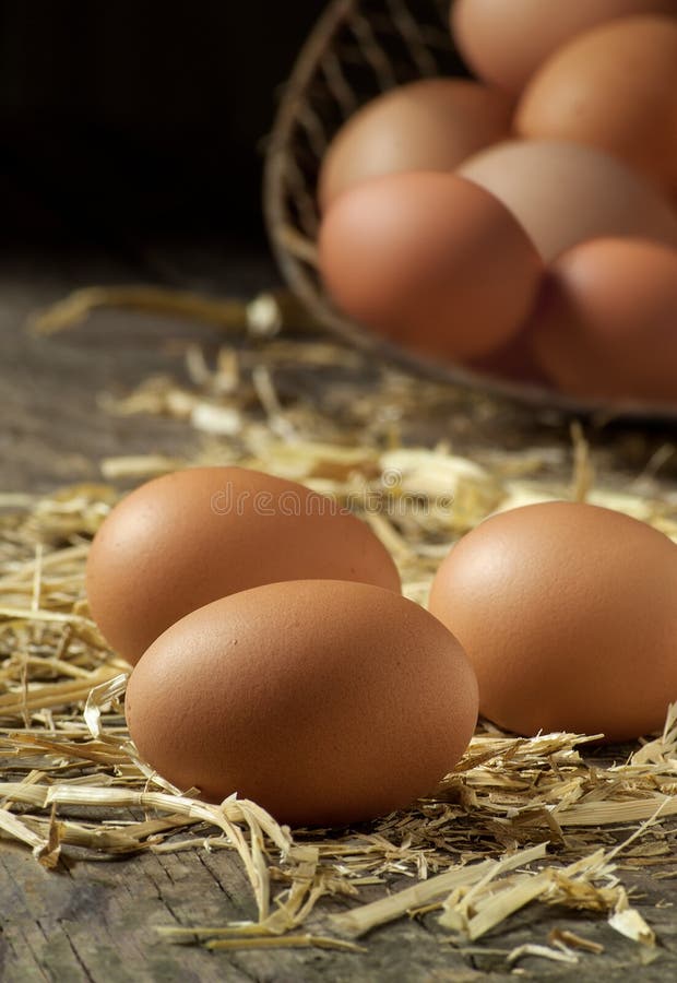Uova fresche dell'azienda agricola organica