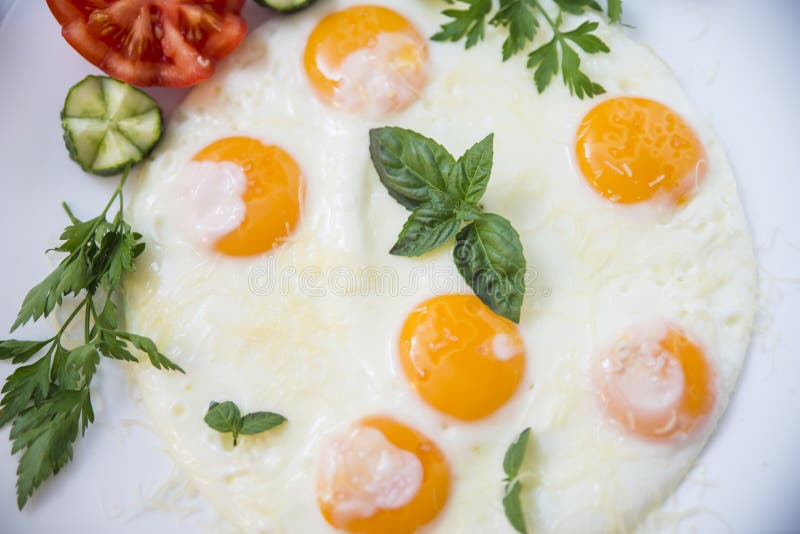 Uova fritte della prima colazione saporita con le verdure immagine stock libera da diritti Uova fritte della prima colazione saporita con le verdure immagine stock libera da diritti
