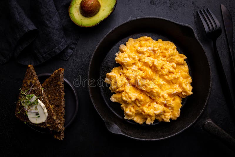 Uova strapazzate cotte fresche fotografia stock