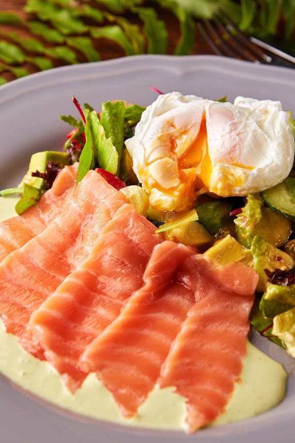 Uovo affogato, salmone affumicato ed insalata immagini stock Uovo affogato, salmone affumicato ed insalata immagini stock