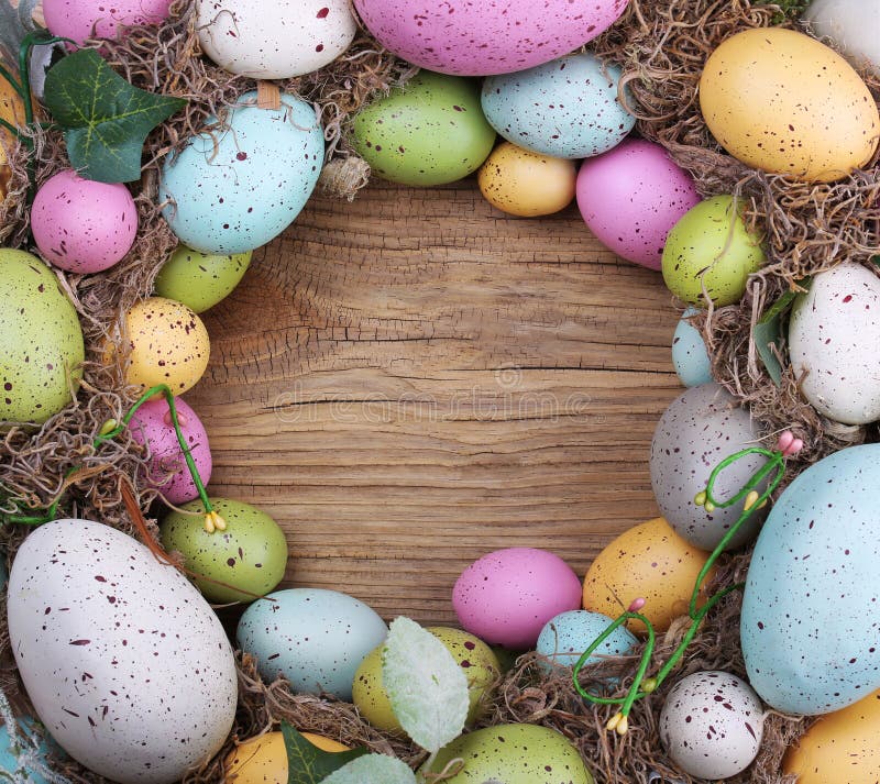 Uovo di Pasqua variopinto su fondo di legno