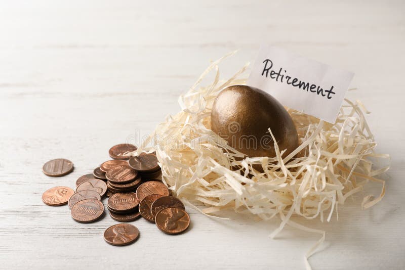 Uovo e carta dorati con la parola PENSIONAMENTO in nido vicino alle monete su fondo di legno immagini stock libere da diritti Uovo e carta dorati con la parola PENSIONAMENTO in nido vicino alle monete su fondo di legno immagini stock libere da diritti