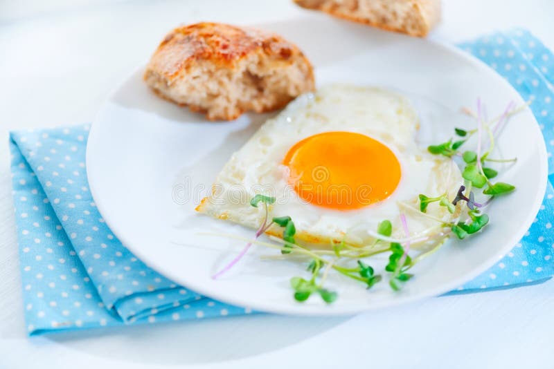 Uovo a forma di del cuore fritto prima colazione sana immagine stock libera da diritti Uovo a forma di del cuore fritto prima colazione sana immagine stock libera da diritti