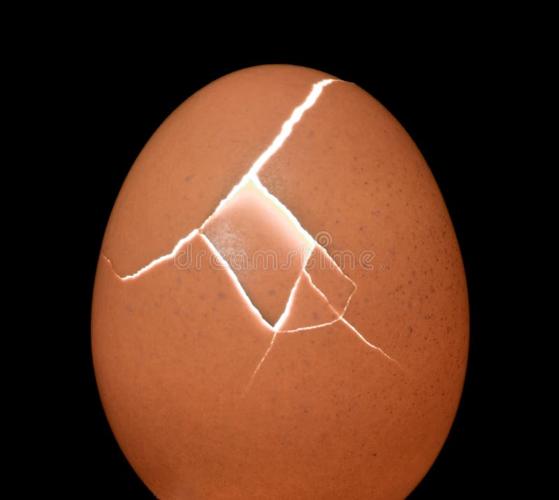 Uovo misterioso che si fende con l'indicatore luminoso