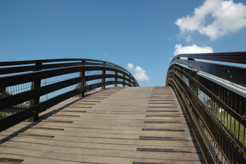 Arriba sobre el puente.