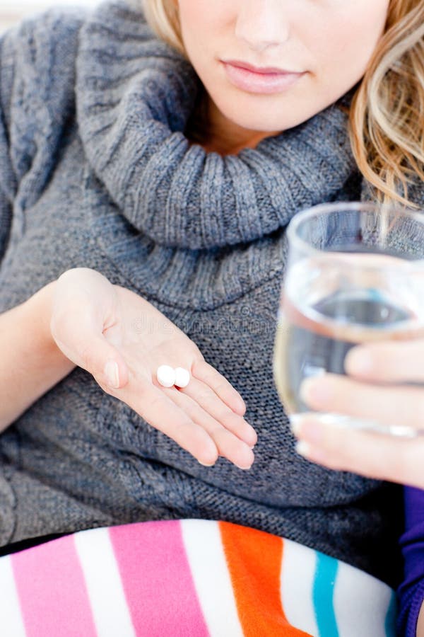up sjuk pills för tät holding vattenkvinnan fotografering för bildbyråer up sjuk pills för tät holding vattenkvinnan fotografering för bildbyråer