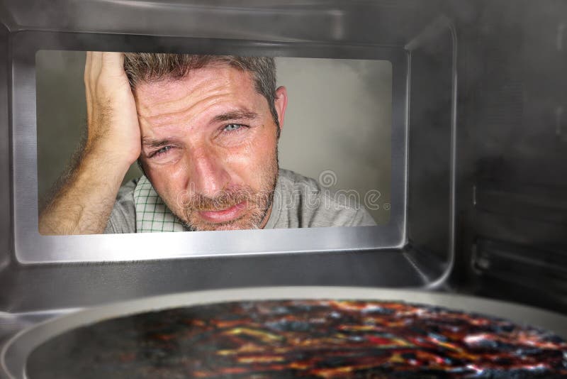 Upaćkany i śmieszny atrapa mężczyzna patrzeje przez palenia w kuchni overcooked robić bałaganowi domu kucharz wewnątrz