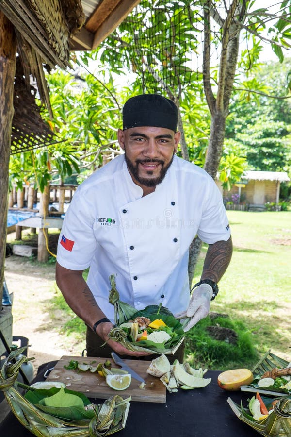 Upolu ö, Samoa - Oktober 27, 2017: KockJohn förbereda sig honom royaltyfri bild Upolu ö, Samoa - Oktober 27, 2017: KockJohn förbereda sig honom royaltyfri bild