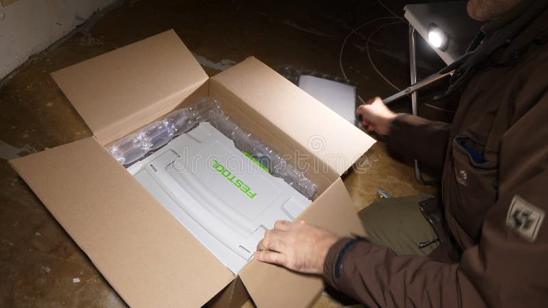 Uppackning av paketeringsruta med ny Festool-enhet i Syfläcker