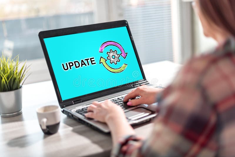 Uppdatera konceptet på en bärbar skärm arkivfoto
