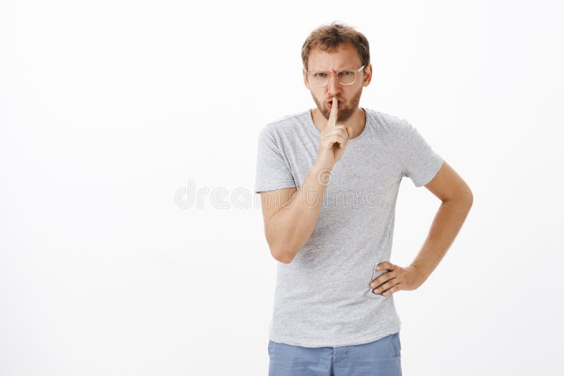 Uppehällestämman ner irriterar du mig allvarlig-se strikt och förargad attraktiv grabb med borstet i exponeringsglas arkivfoto Uppehällestämman ner irriterar du mig allvarlig-se strikt och förargad attraktiv grabb med borstet i exponeringsglas arkivfoto