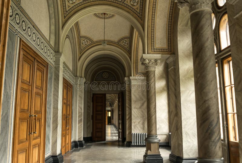 Uppehåll av storstads- Bukovina Universitet Chernivtsi Forntida välvd korridor royaltyfri bild Uppehåll av storstads- Bukovina Universitet Chernivtsi Forntida välvd korridor royaltyfri bild