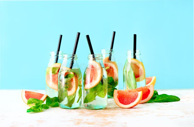 Uppfriskande drink för grapefrukt- och basilikasommar royaltyfri fotografi Uppfriskande drink för grapefrukt- och basilikasommar royaltyfri fotografi