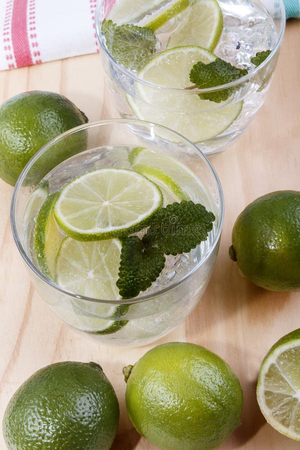 Uppfriskande drink, mineralvatten med limefrukt och citronbalsam royaltyfri bild Uppfriskande drink, mineralvatten med limefrukt och citronbalsam royaltyfri bild