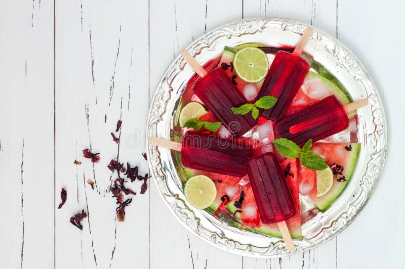 Uppfriskande mexikansk stilis poppar - vattenmelon, hibiskusen, limefruktpaletas - ispop - isglassar som tjänas som på tappningsi arkivfoton