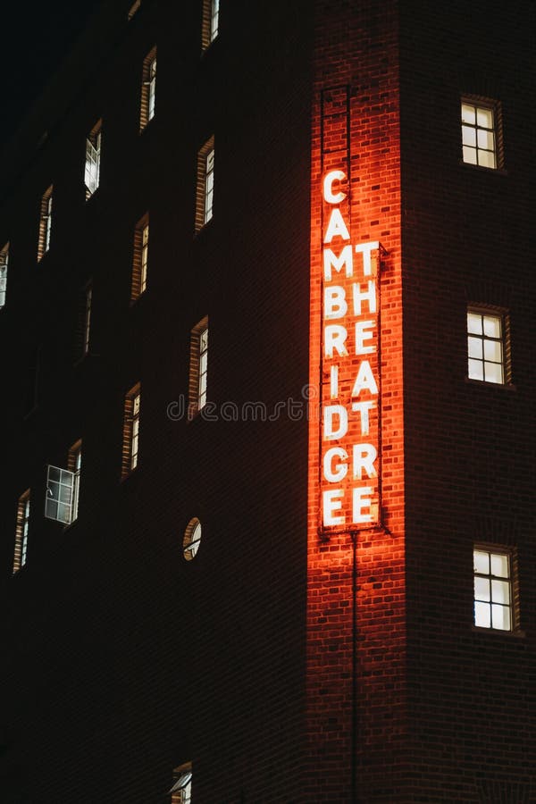 Upplyst skylt på fasad av Cambridge Theater på Sju Dials, London arkivbilder Upplyst skylt på fasad av Cambridge Theater på Sju Dials, London arkivbilder