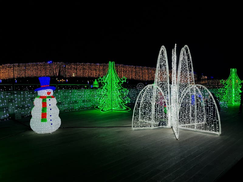 Upplysta julprydnader med ljusdiod på natten royaltyfri foto Upplysta julprydnader med ljusdiod på natten royaltyfri foto