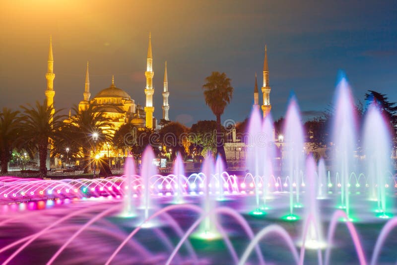 Upplysta Sultan Ahmed Mosque & x28; Blåa Mosque& x29; för soluppgång Istanbul, Turkiet arkivbilder Upplysta Sultan Ahmed Mosque & x28; Blåa Mosque& x29; för soluppgång Istanbul, Turkiet arkivbilder