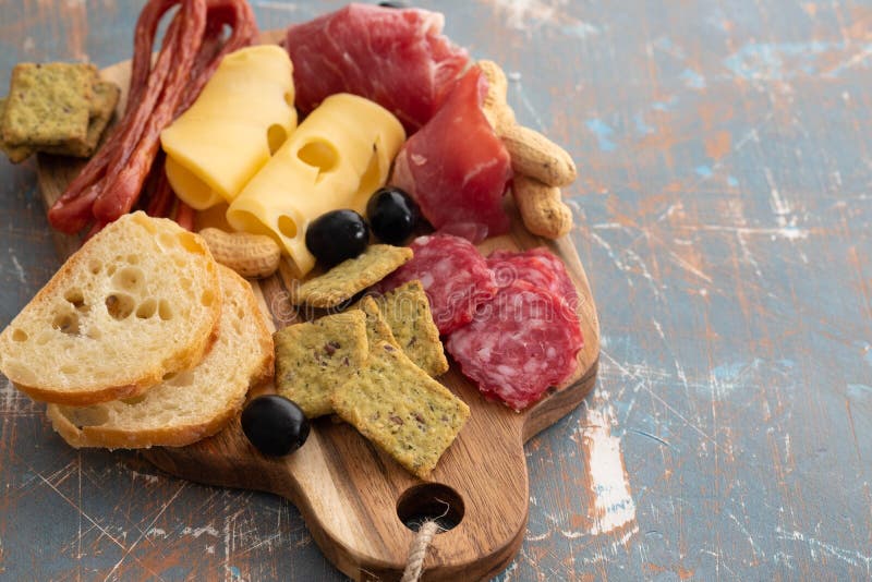Uppläggningsfat med den spanska skinkajamon- eller italienareprosciuttocrudoen, skivad italiensk hårdost hemlagad torkad köttsala arkivfoton Uppläggningsfat med den spanska skinkajamon- eller italienareprosciuttocrudoen, skivad italiensk hårdost hemlagad torkad köttsala arkivfoton