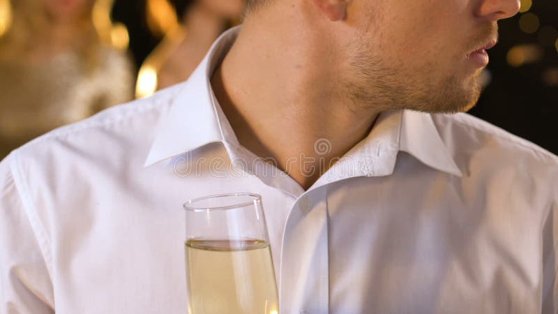 Uppriven stilig mankänsla som är svartsjuk på partiet som dricker alkohol och omkring ser arkivfilmer