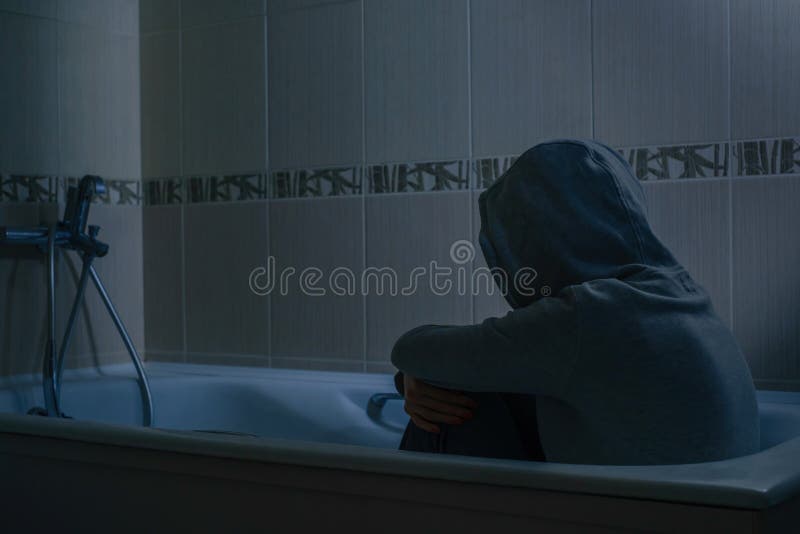 Upprörd kvinna i kläder som sitter i badrummet. begreppet psykisk och psykologisk depression. royaltyfri foto Upprörd kvinna i kläder som sitter i badrummet. begreppet psykisk och psykologisk depression. royaltyfri foto