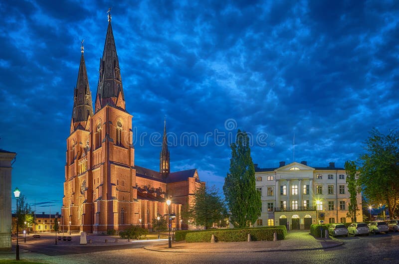 Uppsala domkyrka i aftonen, Sverige royaltyfri fotografi Uppsala domkyrka i aftonen, Sverige royaltyfri fotografi