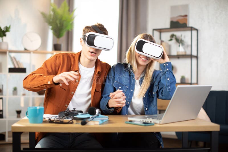 Uppspelad familj som använder vr-glasögon för att spela spel hemma royaltyfri fotografi