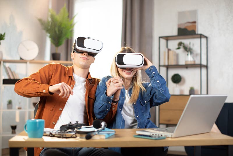 Uppspelad familj som använder vr-glasögon för att spela spel hemma royaltyfri fotografi